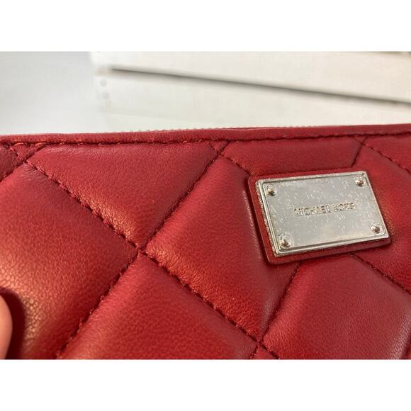 MICHAEL KORS, LARGE RED LEATHER QUILTED ZIP AROUND WALELT - Picture 3 of 16